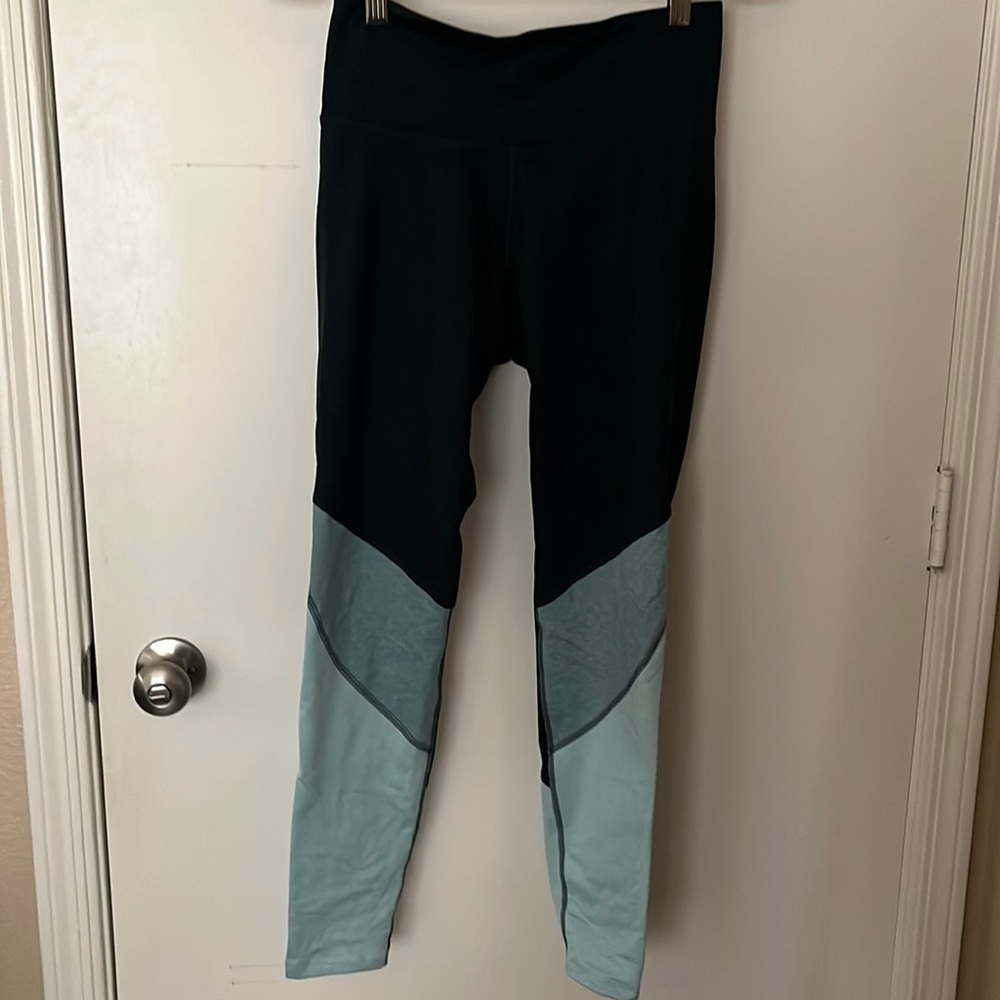 Lightly used old navy active 7/8 ankle leggings size medium